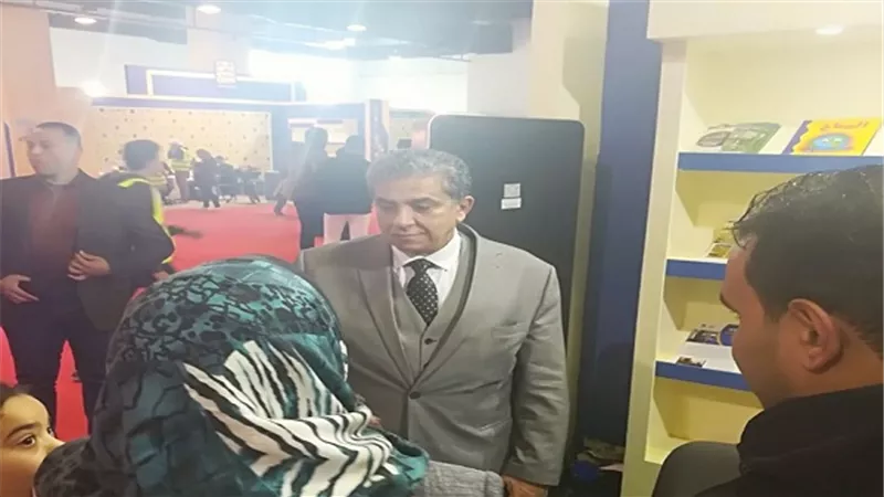 وزير البيئة يتفقد جناج الوزارة فى معرض القاهرة الدولى للكتاب