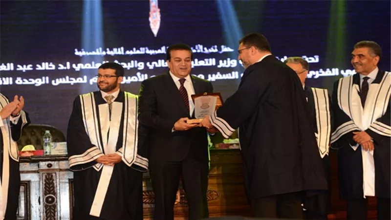 بالصور .. وزير التعليم العالى يُكرم الإعلامي عمرو الليثى بالأكاديمية العربية للعلوم المالية والمصرفية