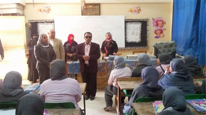 بالصور.. وكيل تعليم السويس يتفقد عدد من المدارس مع بداية الفصل الدراسى الثانى