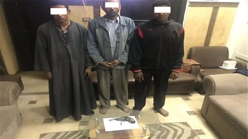 ضبط المتهمين الهاربين فى واقعة الإعتداء على عاملين بمحطة وقود أسيوط بقصد سرقة إيراد المحطة 
