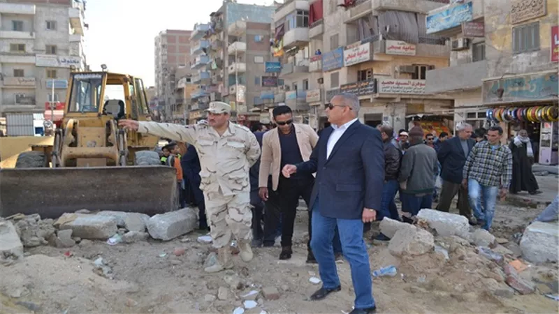 بالصور.. محافظ السويس فى جولة تفقدية لشارع احمد عرابى