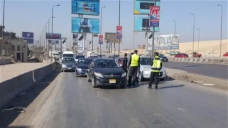 مرور القليوبية يضبط 356 سيارة تقف على جانب الطريق الزراعي