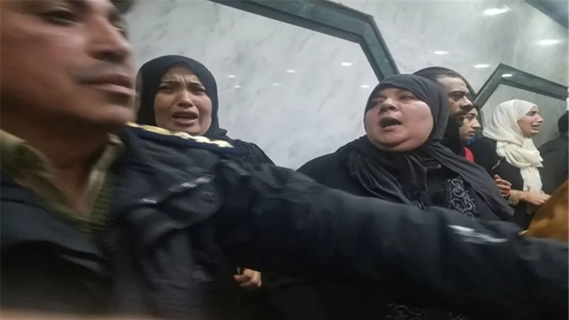 بالفيديو.. لحظة هروب محافظ القليوبية ورئيس الجامعة من قبضة ضحايا اهالي الاسانسير