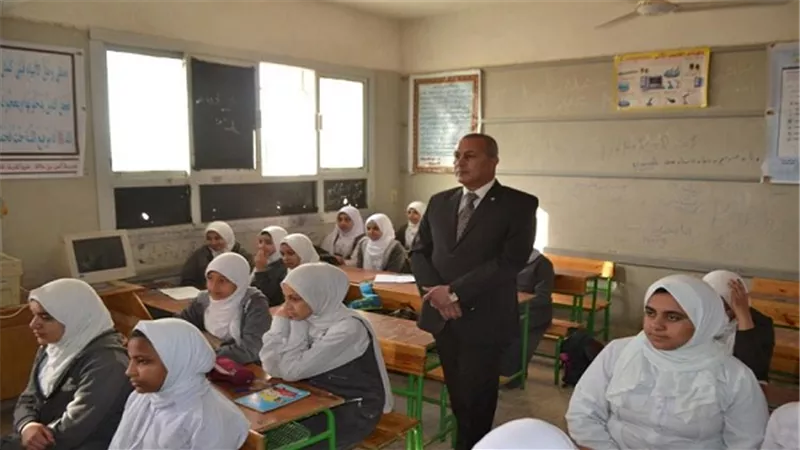 محافظ السويس يقرر صرف مكافأة شهر لاثنين من المعلمين باحدى مدارس المحافظة