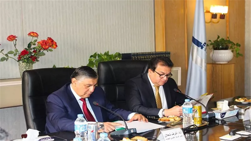 عبد الغفار يؤكد أهمية تحقيق التعاون بين المراكز البحثية والقلاع الصناعية 