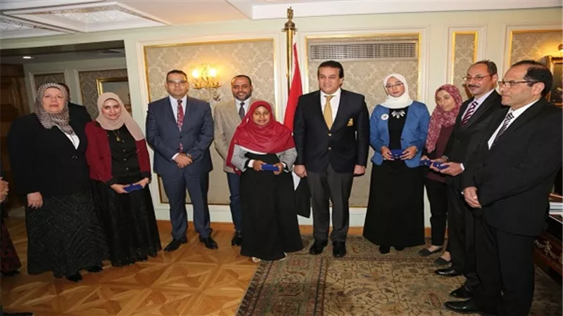عبد الغفار يكرم الفريق البحثي لجامعة المنصورة مكتشف ديناصور الواحات