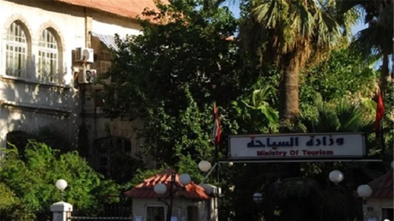 شك وريبة بوزارة السياحة بسبب طلائها دون عمل مناقصة 
