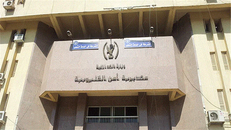 أمن القليوبية ينقل مسجون للمستشفي لمرضه