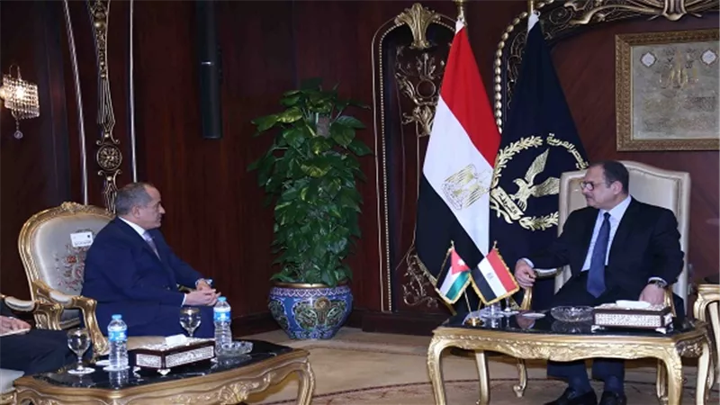 وزير الداخلية يستقبل سفير المملكة الأردنية الهاشمية بالقاهرة 