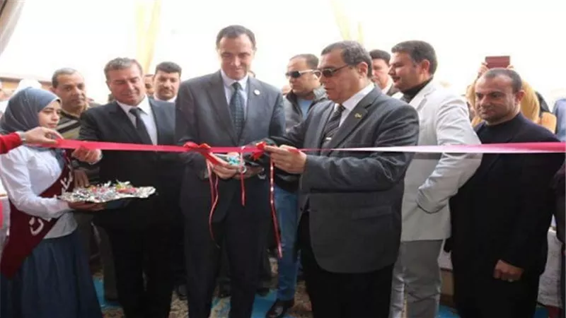 بالصور.. محافظ الفيوم ونائب وزير التعليم يفتتحان معرض مشغولات التعليم الفني