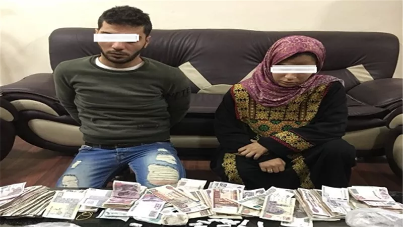 القبض على عاطل وربة منزل يتاجرون بالمخدرات بعين شمس 