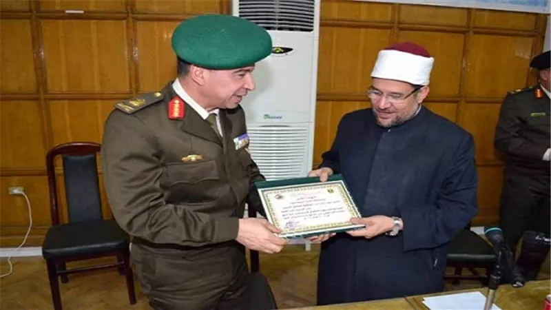وزير الأوقاف يكرم مدير أكاديمية ناصر العسكرية العليا 