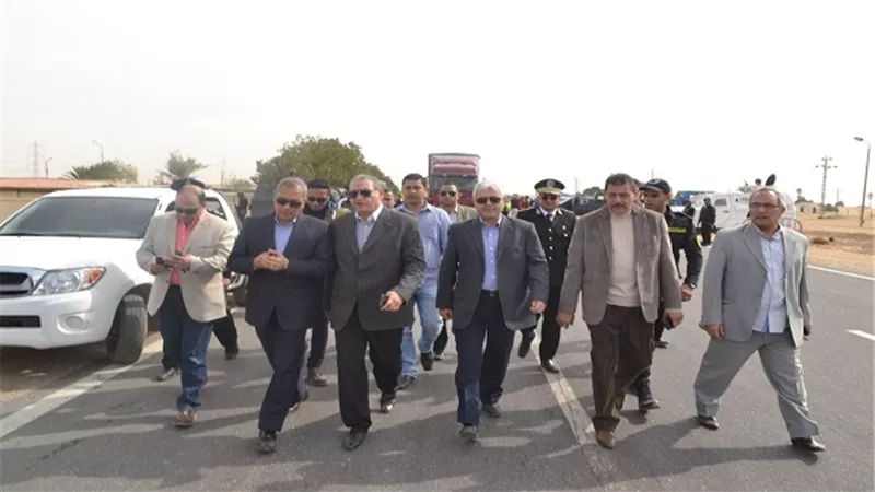 بالصور.. محافظ السويس ومدير الأمن يتفقدان كمائن الشرطة على طريق 