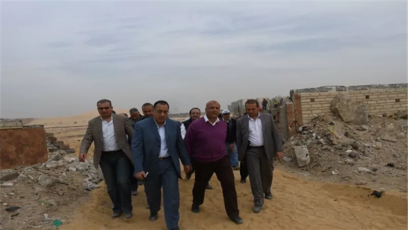 وزير الإسكان يتفقد بدء الأعمال بـ 8460 وحدة سكنية فى مدينة السلام