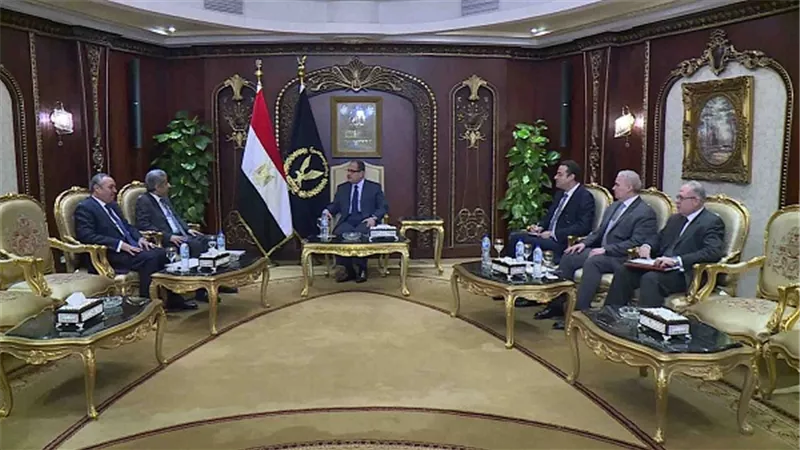 عبد الغفار يستقبل الدكتور محمد بن على كومان بمقر وزارة الداخلية