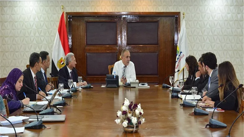 وزير التنمية المحلية يجتمع مع وفد رفيع المستوى من البنك الأوروبى