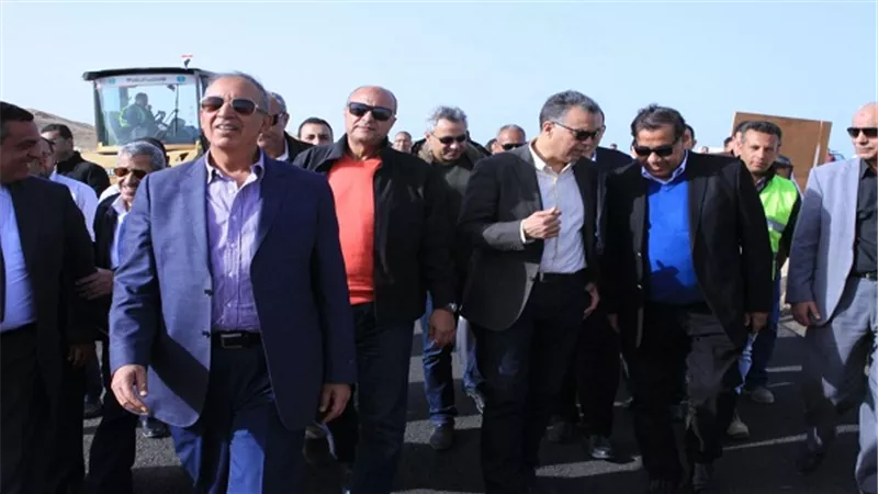 وزير النقل يتابع أعمال تنفيذ مشروعات الطرق والكباري بمحافظة البحر الأحمر 