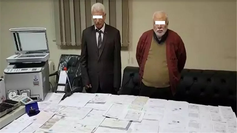ضبط تشكيل عصابى تخصص فى إرتكاب جرائم تزوير وترويج المحررات الرسمية