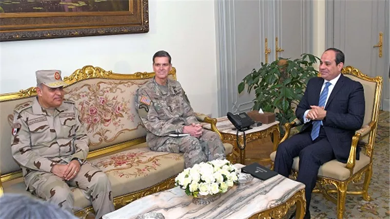 الرئيس السيسي يستقبل قائد القيادة المركزية الأمريكية 