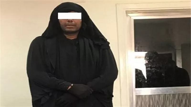 ضبط أحد الأشخاص بملابس حريمى 