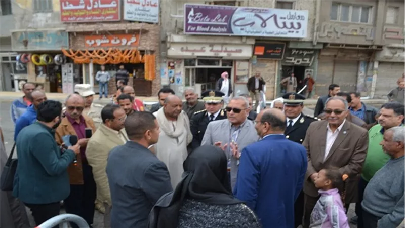 بالصور.. محافظ السويس يتابع اعمال رصف وتطوير شارع أحمد عرابي 