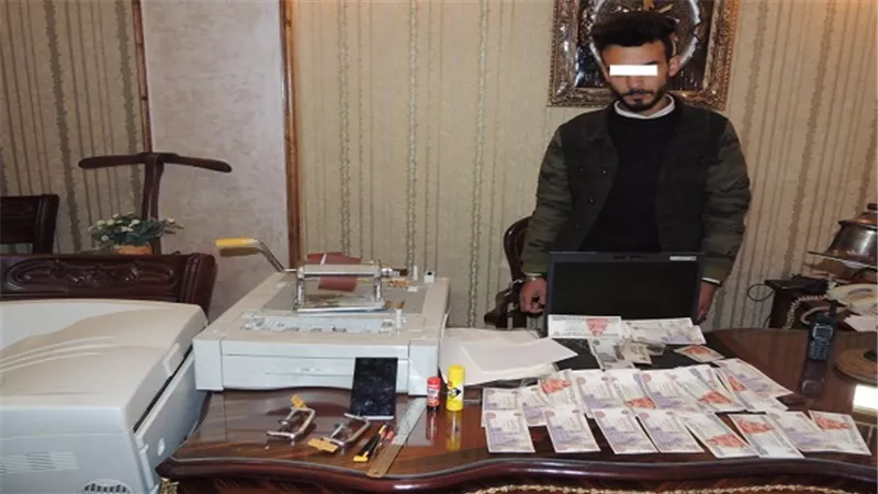 ضبط أحد الأشخاص لقيامه بتقليد وترويج العملات الوطنية