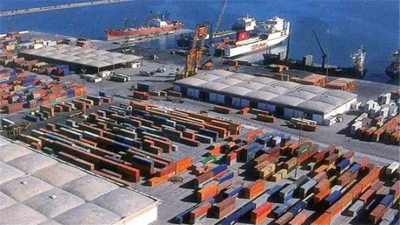 فتح بوغاز مينائي الإسكندرية والدخيلة بعد تحسن الأحوال الجومائية