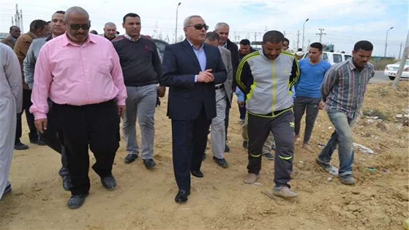 بالصور.. محافظ السويس  في جولة ميدانية على طريق السويس ـ الاسماعيلية