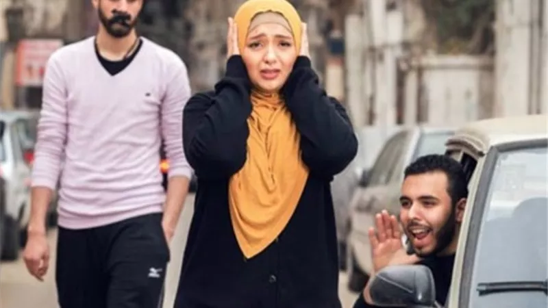 طالبان يتحرشان بسيدة في الطريق العام.. كيف تعامل معهم الأمن؟