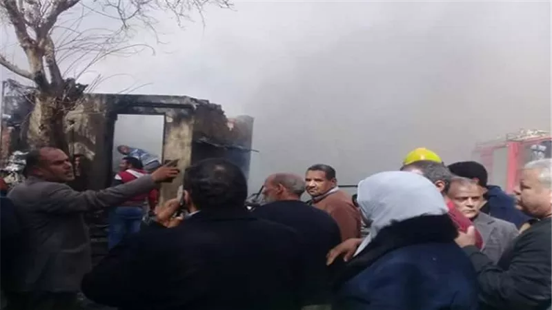 بالصور.. السيطرة على حريق بمخزن بلاستيك وكاوتش بقليوب