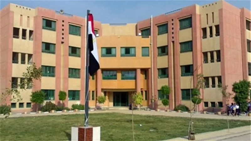 طالب يتعدى بالضرب على مدير مدرسة بالخصوص