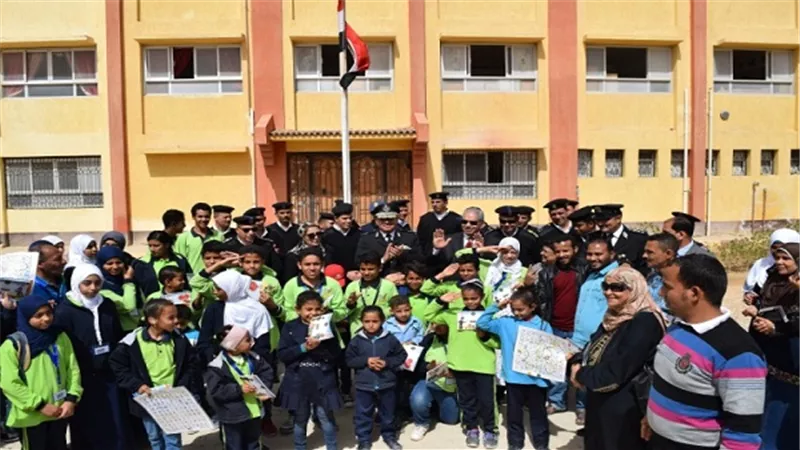 تنظيم الزيارات للمدارس لتوعية الطلبة بدور رجال الشرطة للحفاظ على أمن الوطن