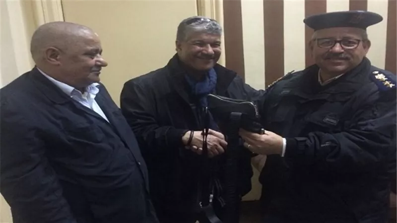 شرطة النقل والمواصلات تنجح فى إعادة حقيبة بها مبلغ مالى لمالكها 