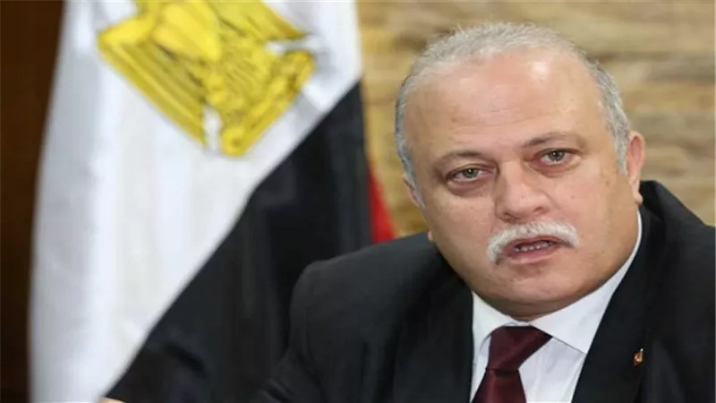 علاء فهمي يكلف شركات القابضة للصناعات الغذائية بشراء شهادة أمان للعمالة الموسمية والمؤقتة