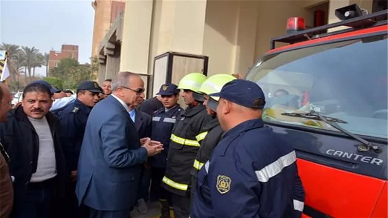 محافظ القليوبية يفتتح نقطة إطفاء القلج ويوزع منتجات غذائية وبطاطين على مواطني الخانكة