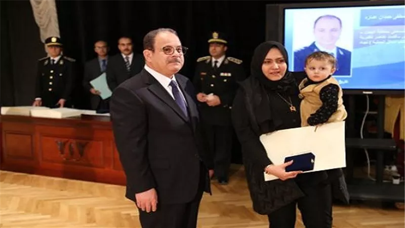 بالصور.. وزير الداخلية يكرم أسر الشهداء
