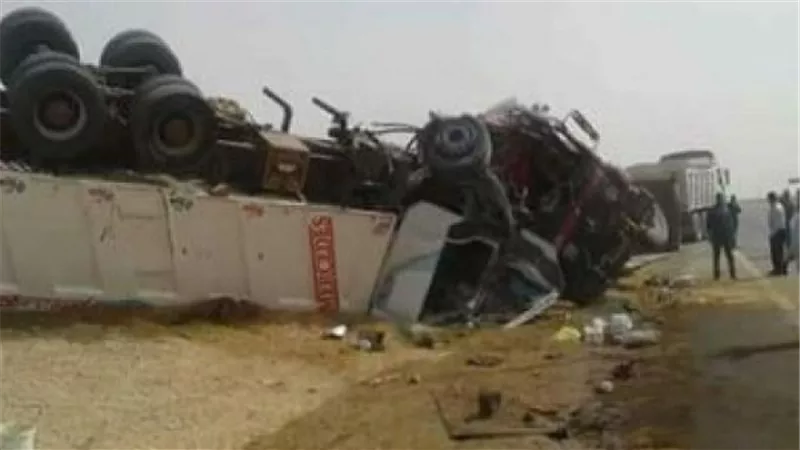 انقلاب سيارة نقل بالسويس تسفر عن مصرعه اصابة 3 اشخاص