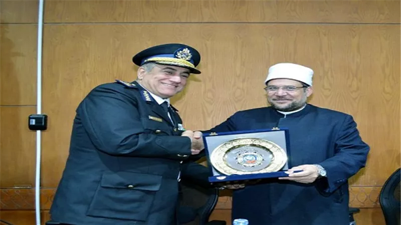 مدير معهد القادة بكلية التدريب والتنمية يهدي درع أكاديمية الشرطة لوزير الأوقاف