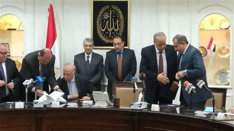 بالصور.. محافظ القليوبية يوقع بروتوكول تعاون مع وزارة الكهرباء والإسكان 