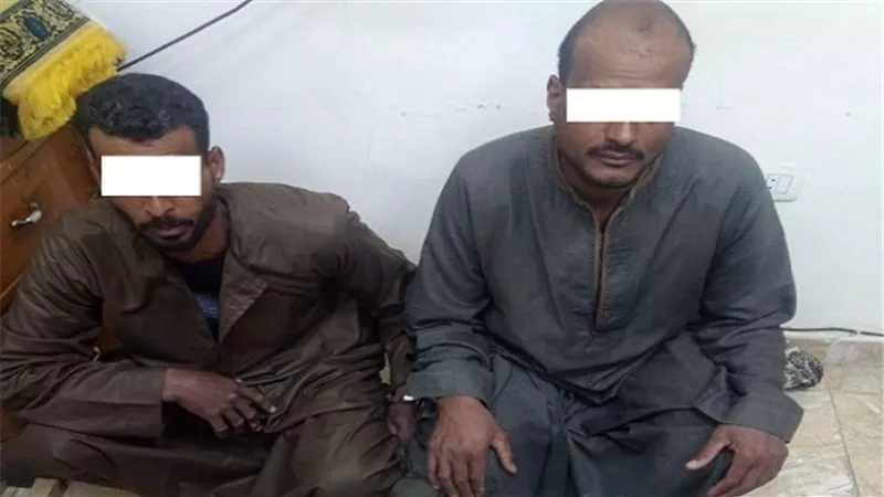 ضبط عاطلين وبحيازتهما 4 قطع سلاح نارى و 112 طلقة نارية