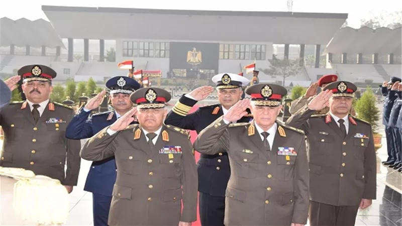 السيسى ينيب وزير الدفاع لوضع الزهور على النصب التذكارى لشهداء القوات المسلحة