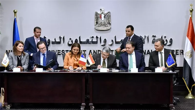 وزير الصحة يوقع مع الجانب الفرنسى الإتفاق التنفيذى لمنحه مقدمة لدعم الرعاية الصحية بـ 5 محافظات