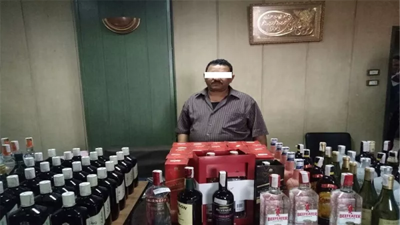 ضبط أحد الأشخاص لقيامه بالإتجار فى الخمور المهربة جمركيا 