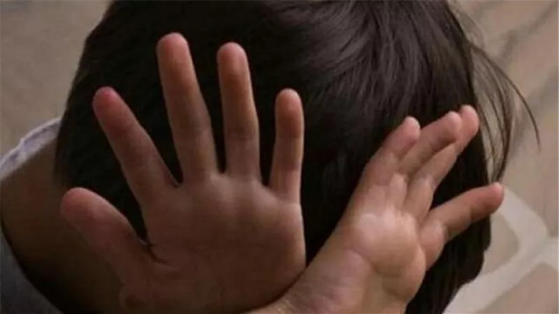 عامل يغتصب طفل في مدرسة  بالبساتين