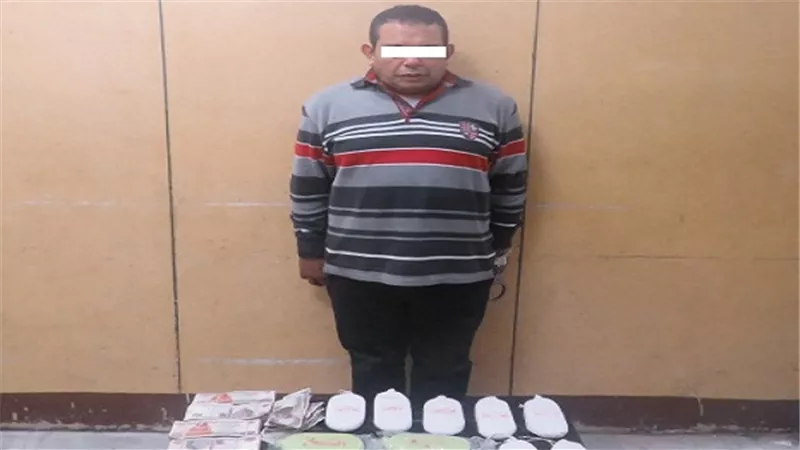 ضبط أحد العناصر الإجرامية لقيامه بالإتجار فى المواد المخدرة 