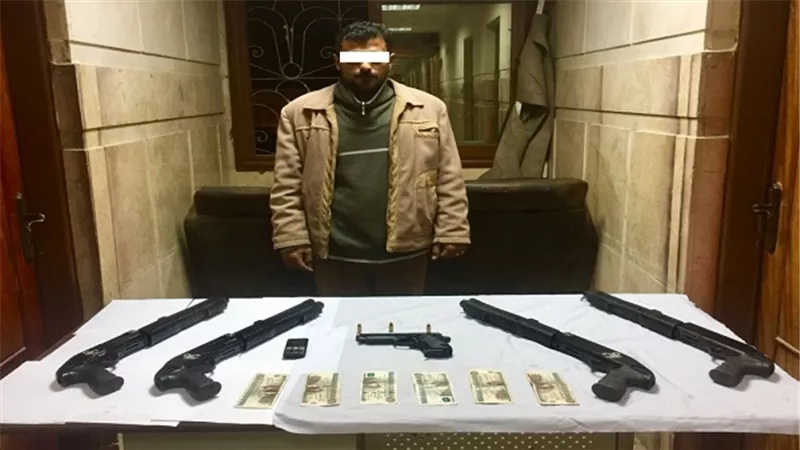 ضبط أحد الأشخاص بحوزته 5 قطع سلاح نارى بقصد الإتجار