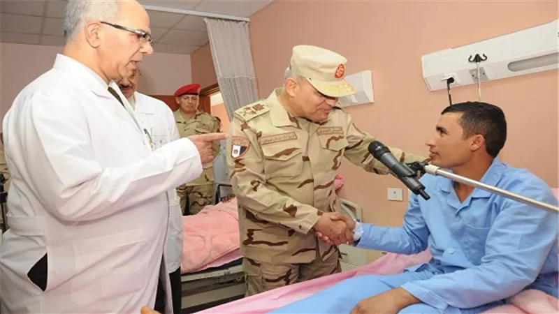 وزير الدفاع  يزور عدد من المصابين من أبطال القوات المسلحة بالمستشفيات العسكرية