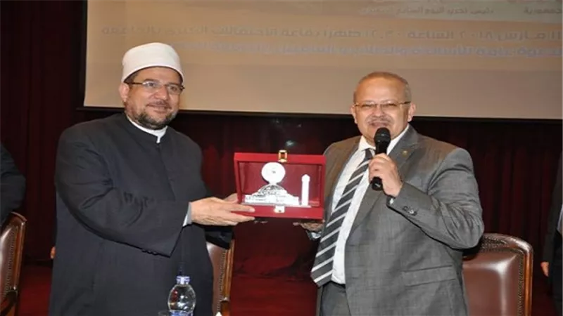 جامعة القاهرة تهدي درعها لوزير الأوقاف 
