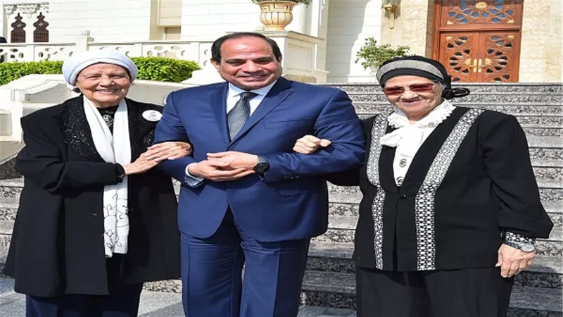 بالصور.. استقبال الرئيس السيسي لمواطنتين قامتا بالتبرع لحساب تنمية سيناء 