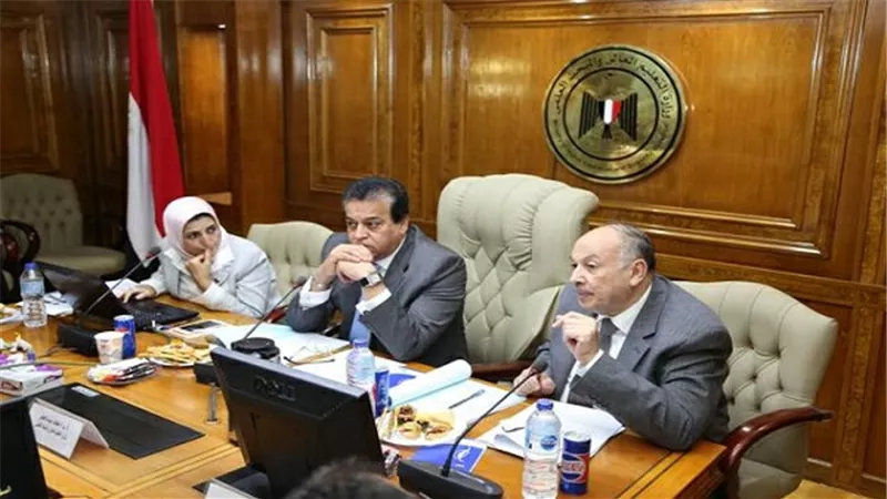وزير التعليم العالى يرأس اجتماع مجلس إدارة معهد علوم البحار والقصائد